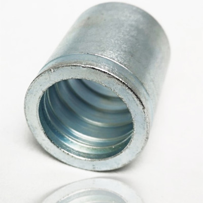 Jupe à sertir pour flexible thermoplastique